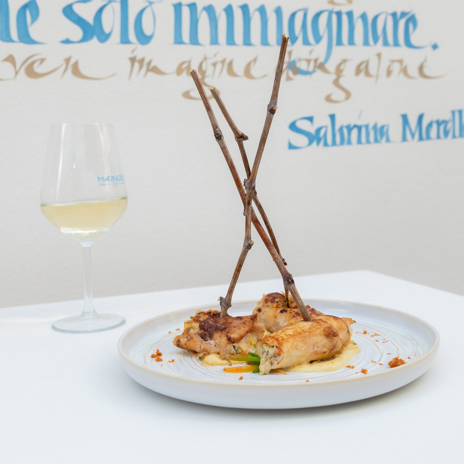 Turcinieddhri di pesce spada ripieni di razza e zucchine, su crema di batata leccese fumée, quinoa soffiata, bottarga di tonno rosso e fiori di cappero